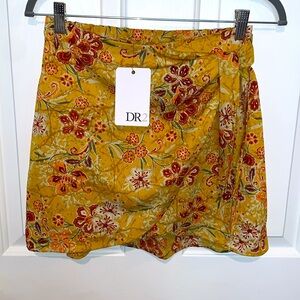 DR2 Yellow and Orange Floral Print Wrap Mini Skort Skirt Women’s Size Small NEW